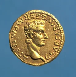 Aureus (Vorderseite) von Caligula (37-41 n. Chr.) unbehütet. Inschrift: C CAESAR AVG GERM P M TR POT